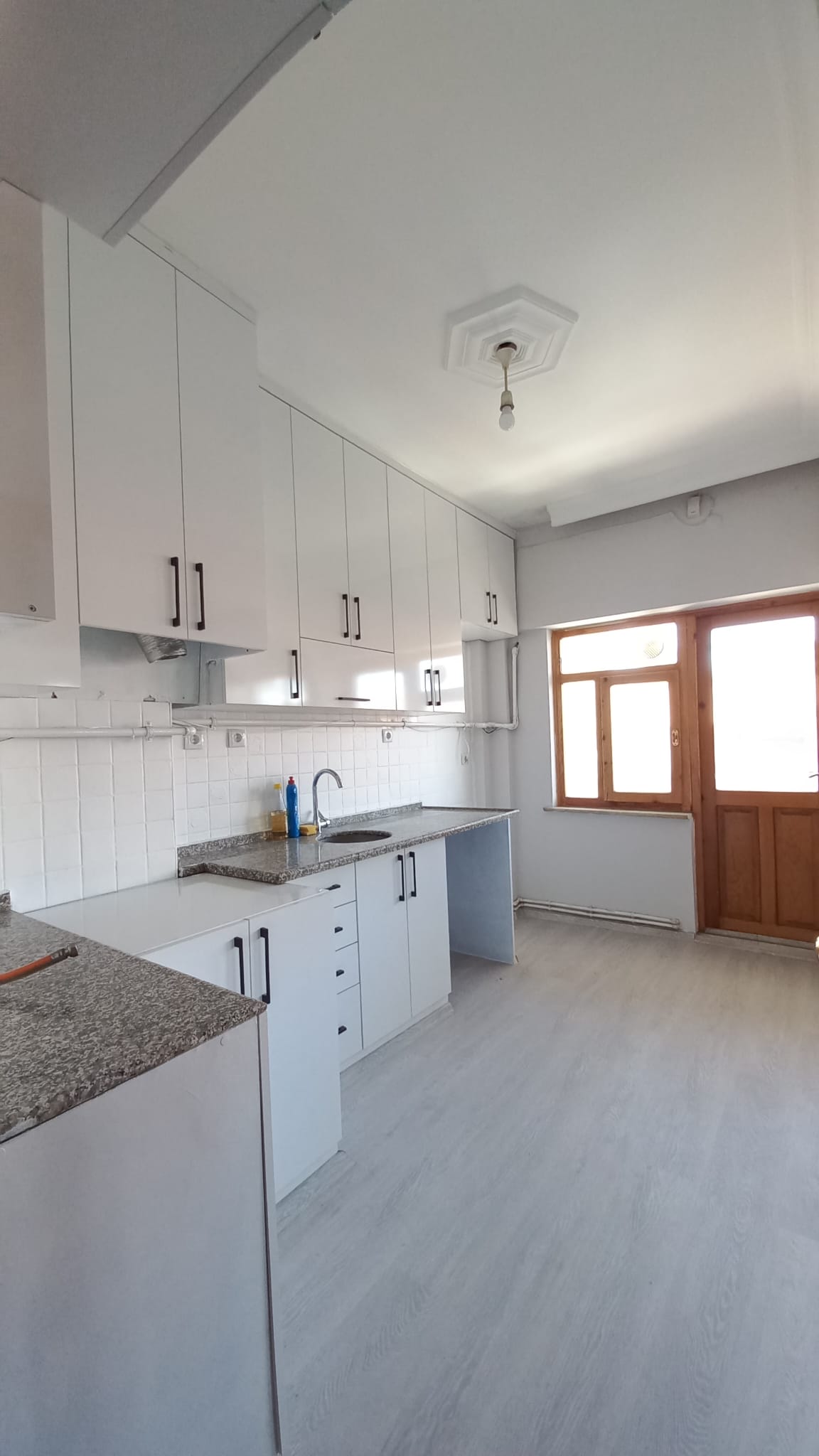 Burdur Merkez Burç Mahallesi Migros karşısında kiralık eşyasız 2+1 geniş daire