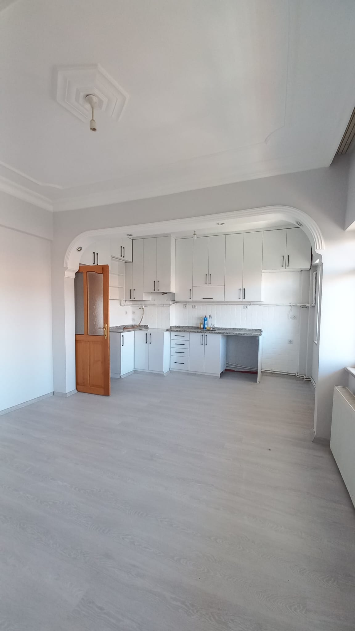 Burdur Merkez Burç Mahallesi Migros karşısında kiralık eşyasız 2+1 geniş daire