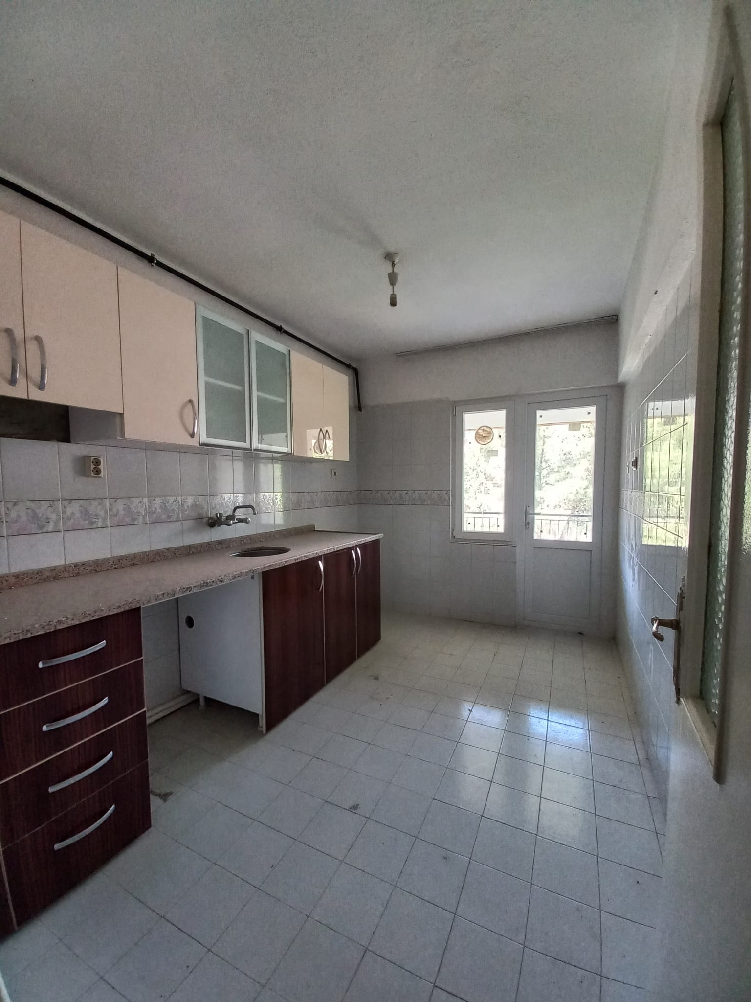 Burdur Merkez Atatürk Mahallesi  yeni hastane yakını, eşyasız, asansörlü kiralık 3+1 daire